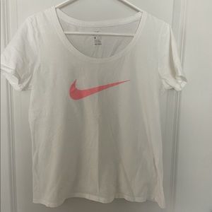 The Nike Tee Women’s Medium Scoop Neck